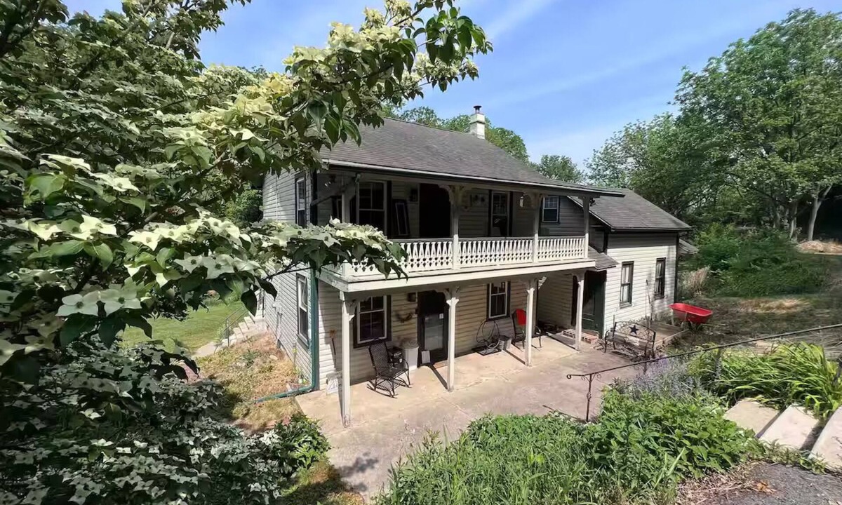 Robesonia House | 1893 Farmhouse - 6 beds for your family in on a farm in Robesonia