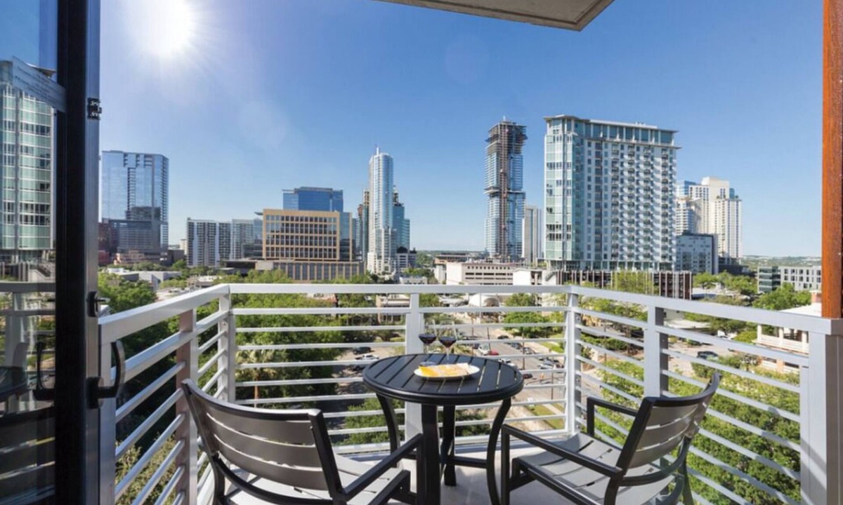 West End Condo | 2BD/Austin - Full Kitchen, W/D, Balcony, Fire Pit!