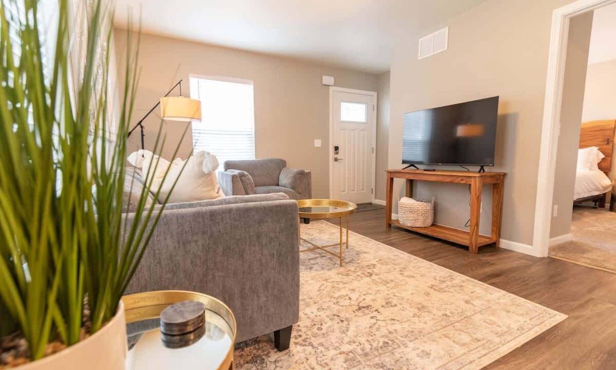 Meadow Lakes House | 2BR Private Suite w/Full Kitchen & Laundry!
