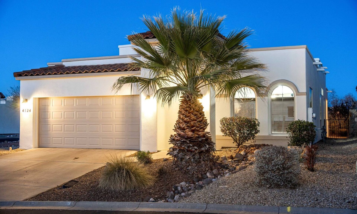 Las Cruces House | 3 bedroom Southwestern Retreat w/Firepit, Turf Yard & Community Pool