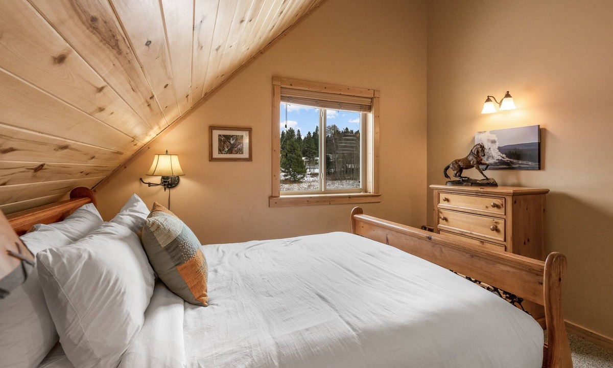 Lazy Acres House | 3BR A frame near West Yellowstone, just 7 minutes from the park! Mule Deer Cabin