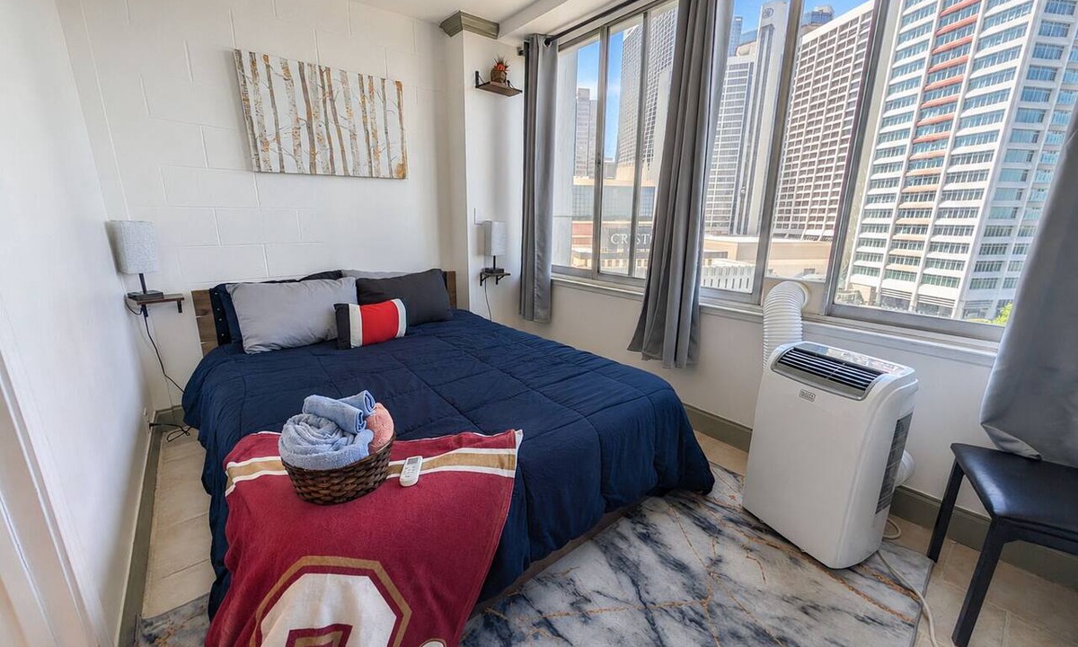 Peachtree Center Apartment | 3BR Condo at Heart of Downtown with Theme Lounge & Workspace