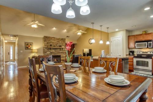 Pigeon Forge House | A Happy Cottage - LESS THAN 1 MILE FROM PARKWAY