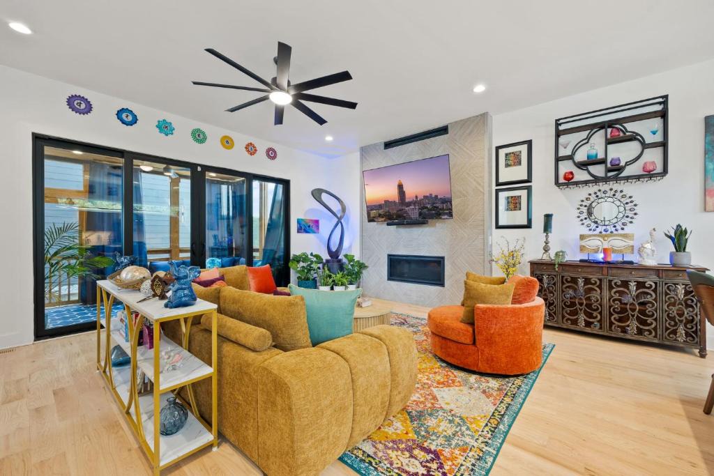 Reynoldstown House | Atlanta Luxury Stay -3 Miles to Downtown with Hot Tub - GameRoom - Sleeps 10