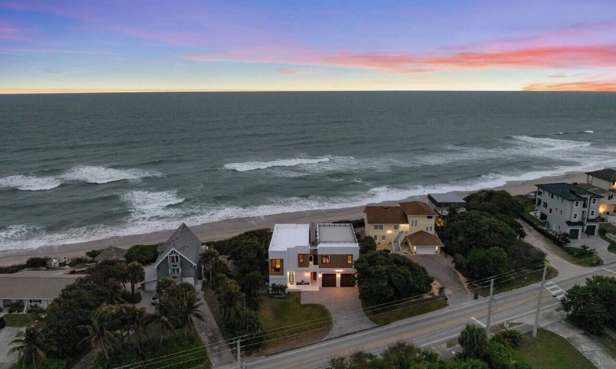 New Melbourne Beach House | Beachfront Luxe Retreat | Pool, Rooftop Deck & Room for 20 Guests