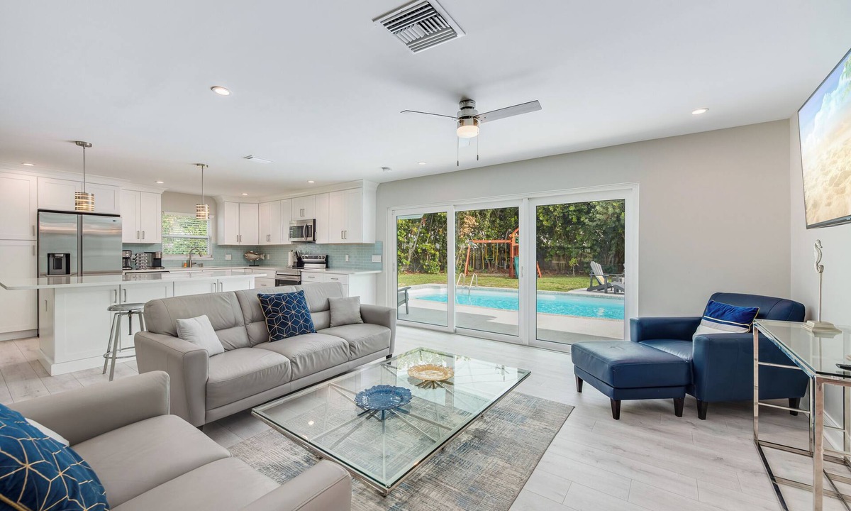 Golden Beach Estates House | Beachside Private Pool/Yard Kid&Pet Friendly. 3 min from the Beach