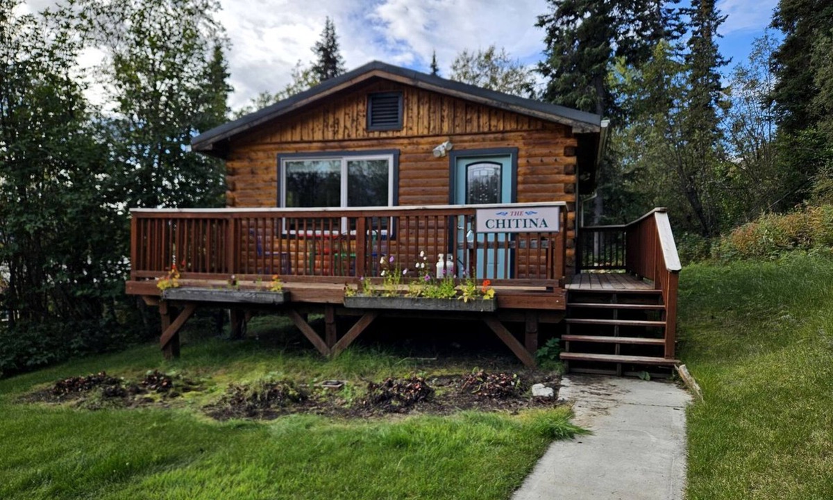 McCarthy Cabin | Beautiful Alaskan-Style Log Cabin near Wrangell St. Elias National Park and Preserve in McCarthy, Alaska