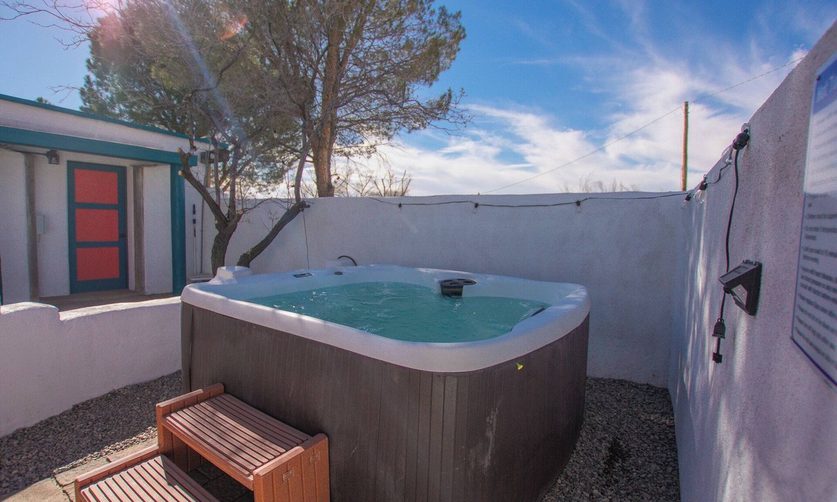 North Valley House | Beautiful and fun 3 bedroom house with a hot tub, arcade games and lots of room.
