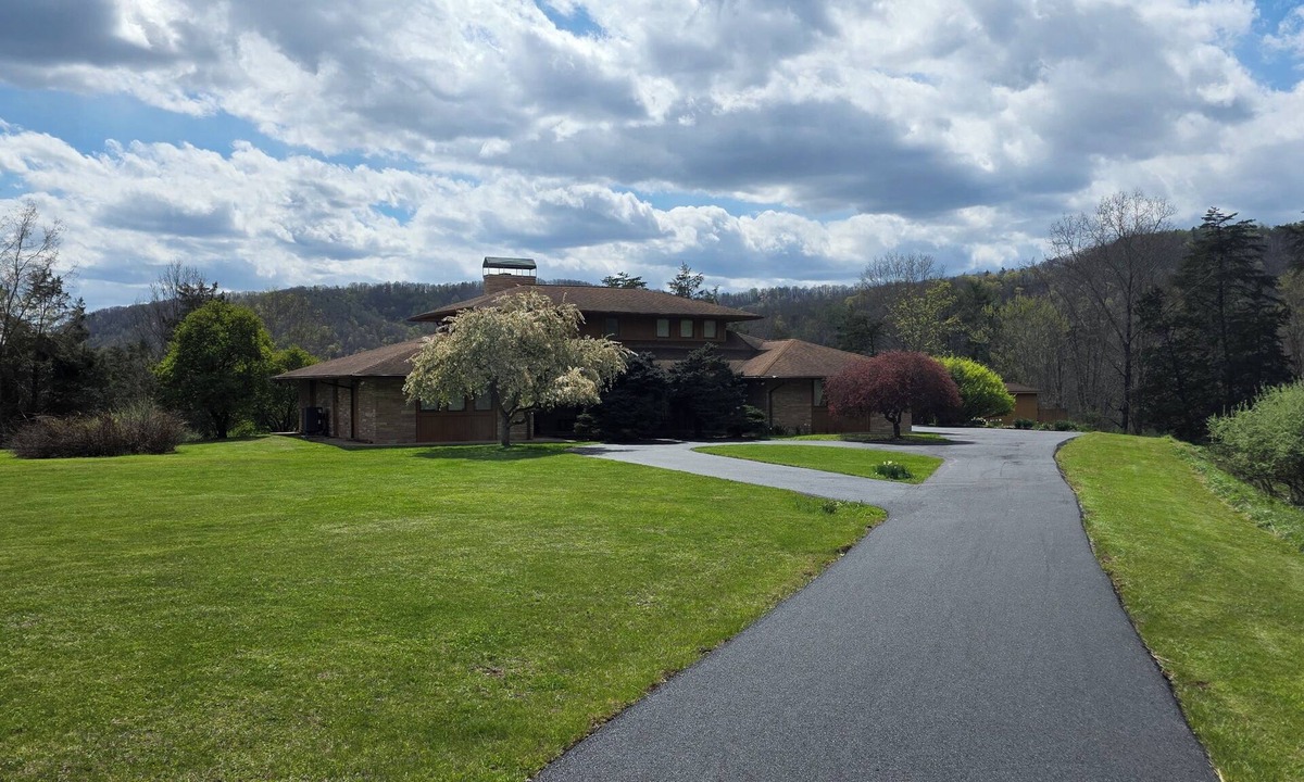 Nimitz House | Bluestone Manor-spacious mountain home for your next adventure