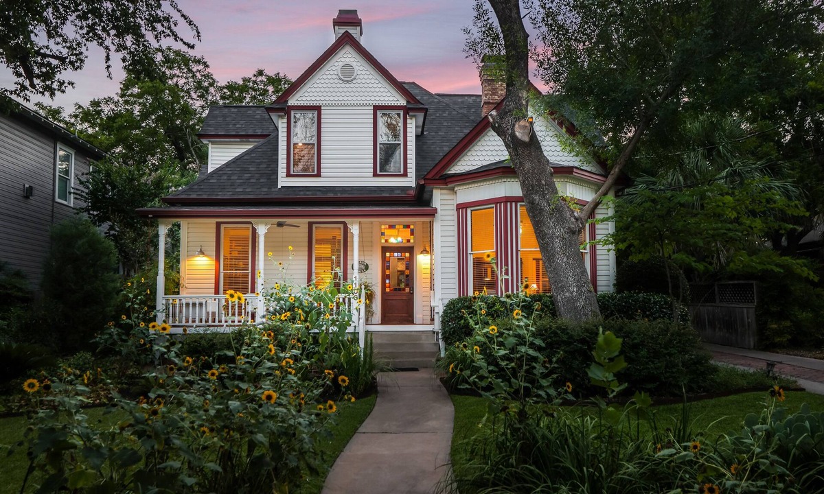 Clarksville Bed & Breakfast | Brava House Bed and Breakfast
