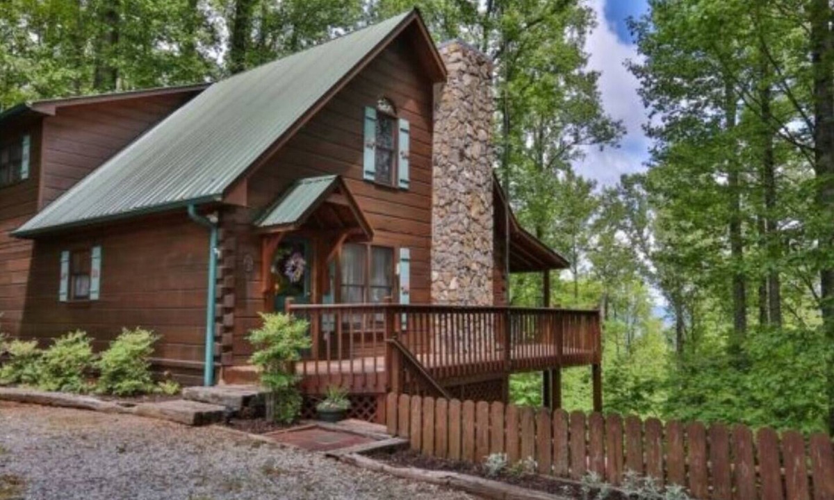 Walnut Mountain Cabin | Breezy Bear, Ellijay, Ga