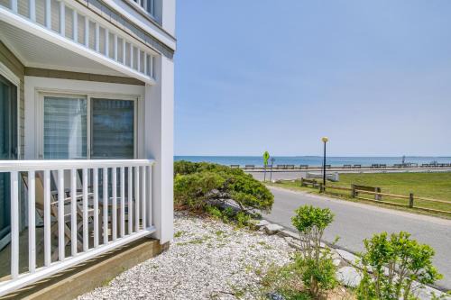 Oak Bluffs House | Breezy Oak Bluffs Condo - Steps to Inkwell Beach!
