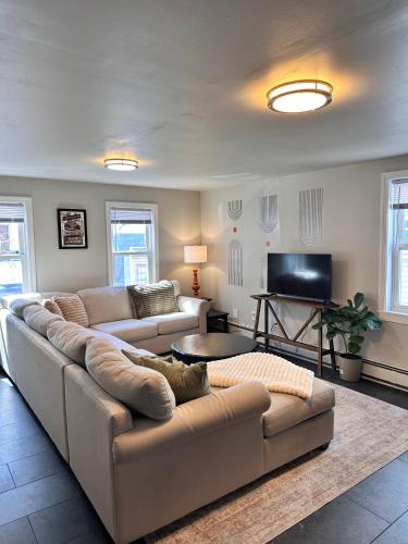 Federal Hill Apartment | Bright 2-Bedroom Apartment in Federal Hill with Parking, Walk to Atwells Ave