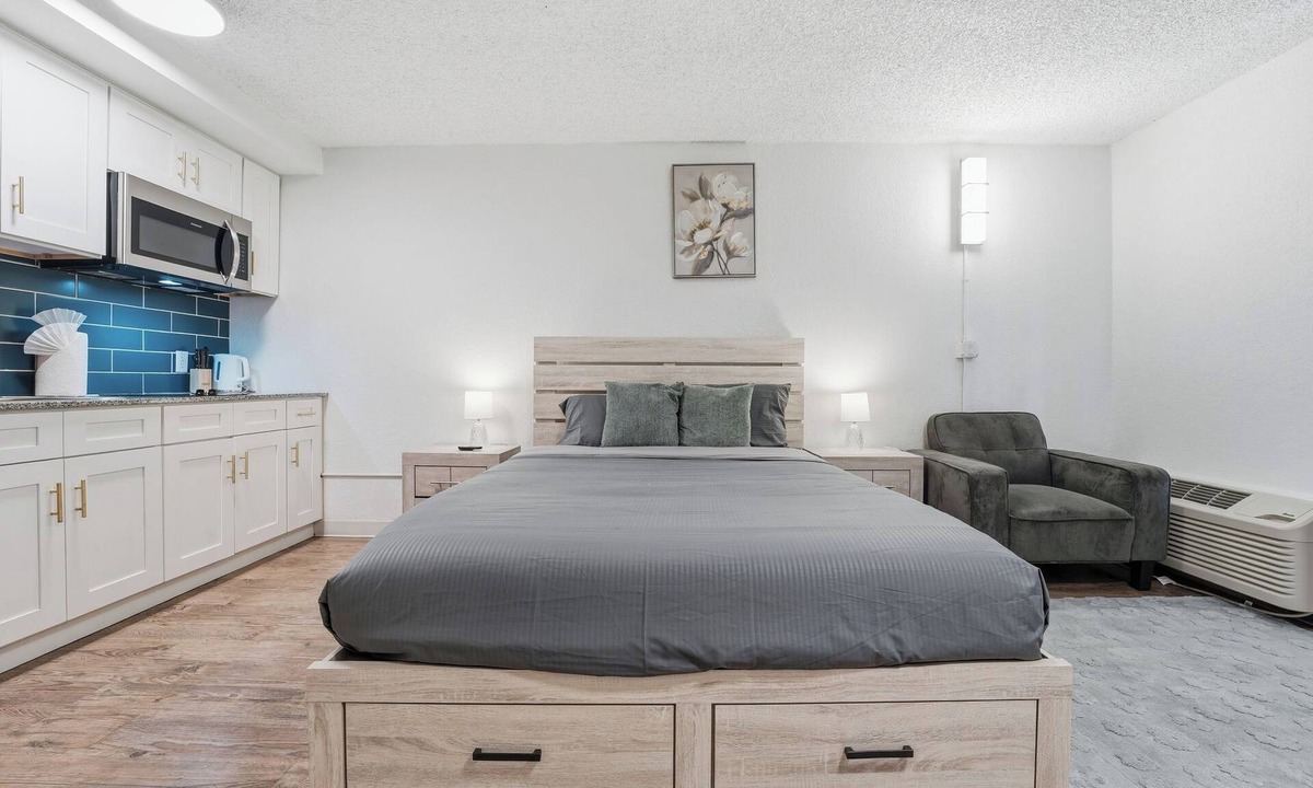 St. Johns Apartment | Bright open studio with modern vibe