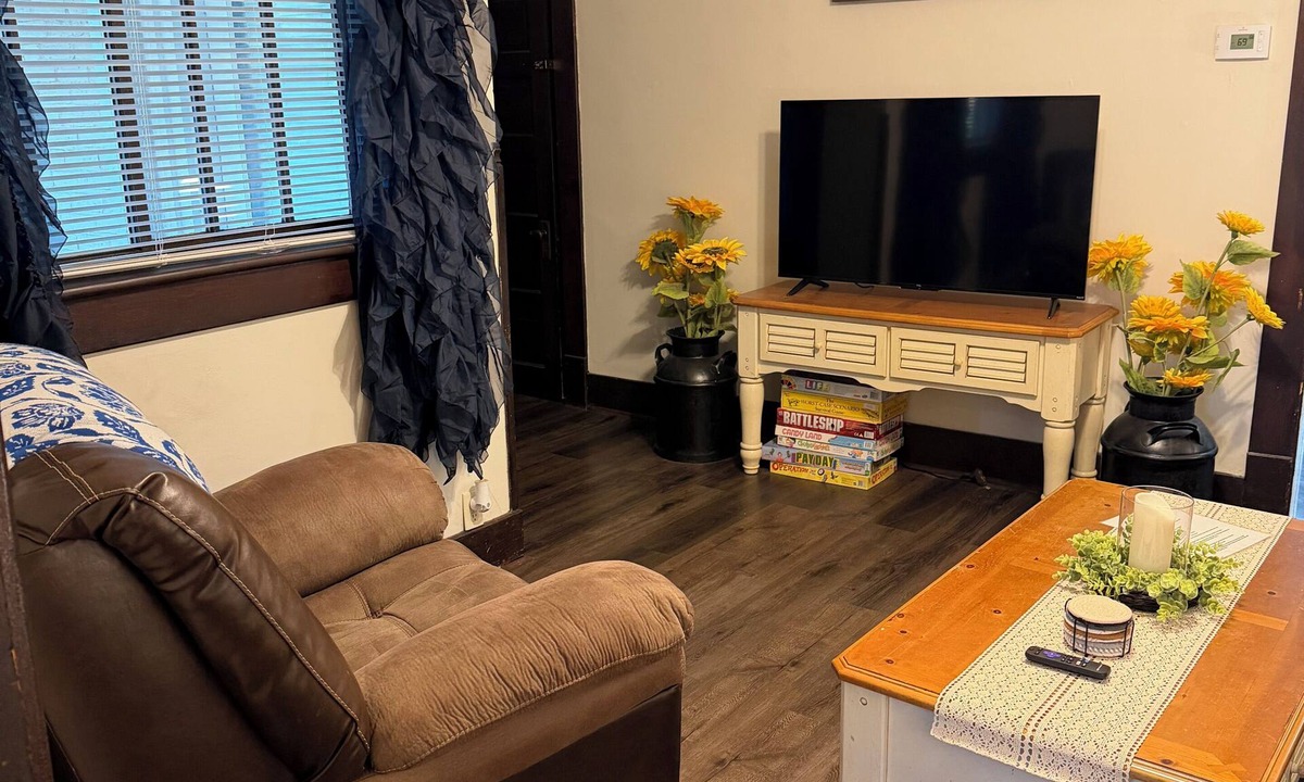 Wabash Apartment | Charming 2-bedroom apartment with WiFi, AC in Wabash. Great location