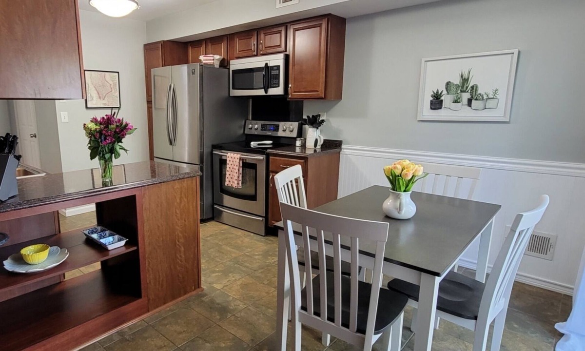 Geyser Crest House | Charming 2 Bedroom 3 bathroom Townhouse, minutes from Saratoga Springs!