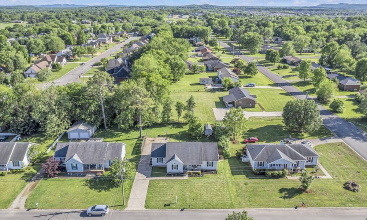 Murfreesboro House | Charming, 2 King beds, fire pit, 72" smart TV, Welcoming