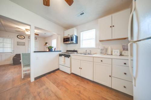 Geneva-on-the-Lake House | Charming Cottage w/Yard < 1 Mi to Lake Erie!