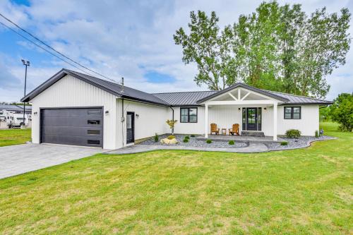 Middlebury House | Charming Middlebury Retreat w/Patio & Fire Pit