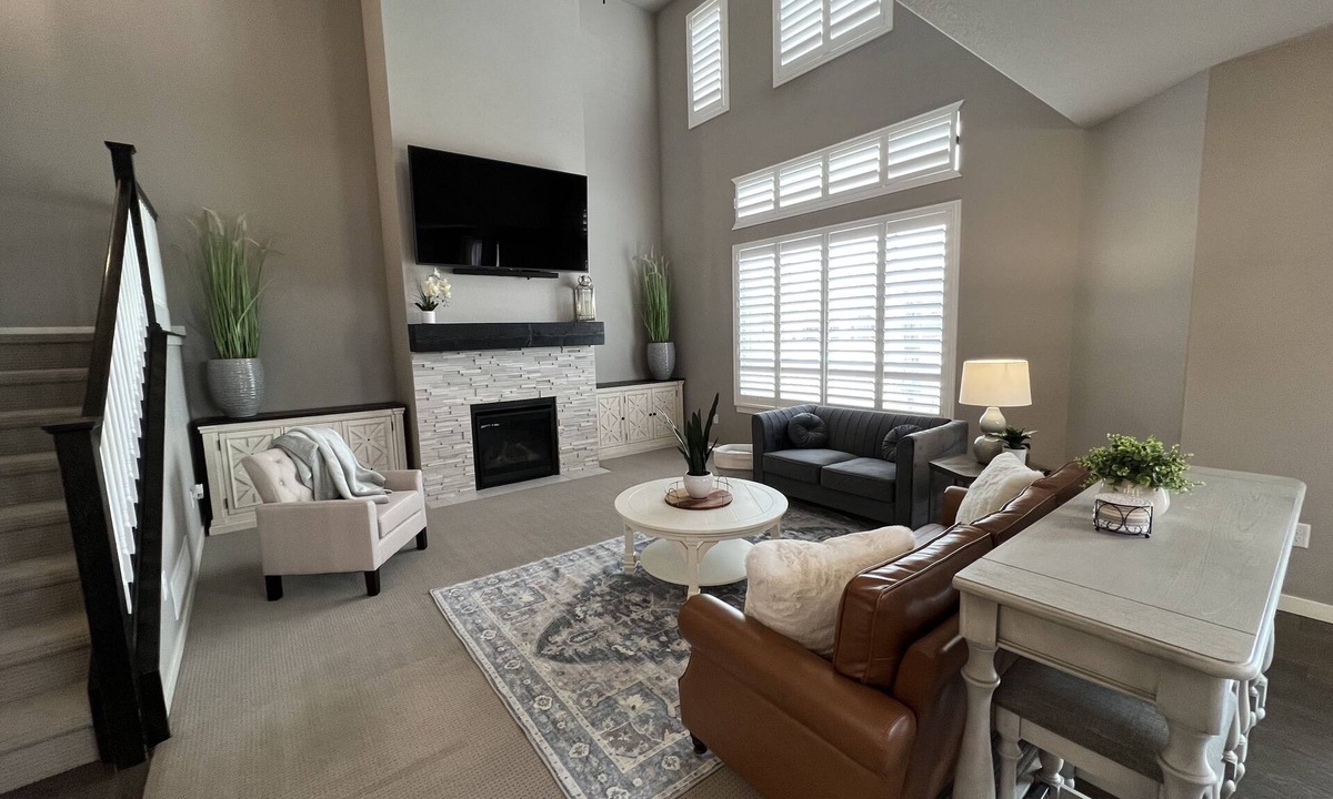 Timnath House | Clean Spacious Home with 5 King Beds, 2 Full Kitchens & Backyard Escape
