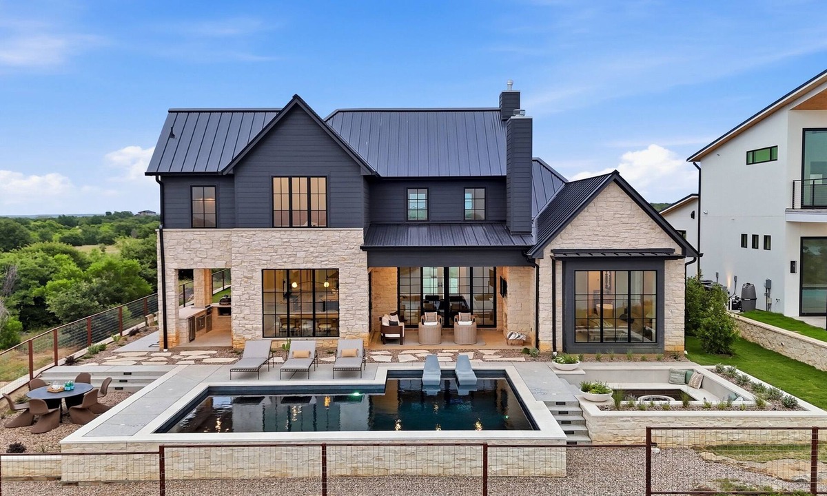 Graford House | Cliffside at the Gate: Lakefront, pool and Basketball/Pickleball Court