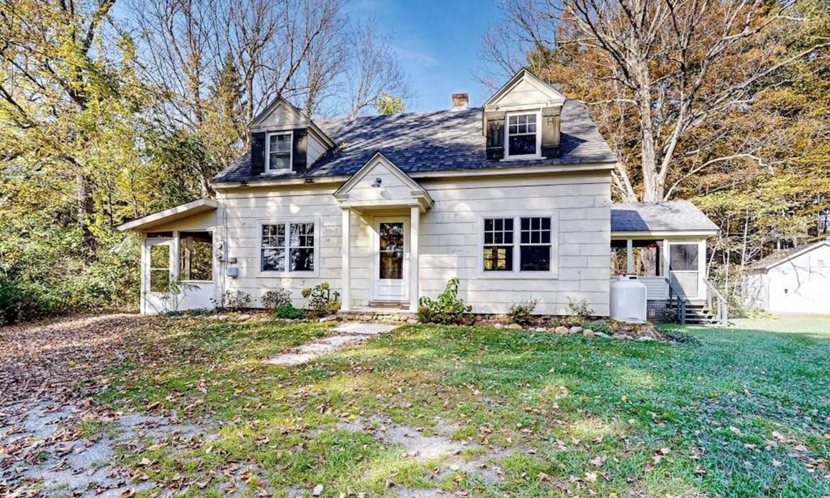 Sunderland House | Countryside mountain-view retreat with screened porch, near ski resorts & golf