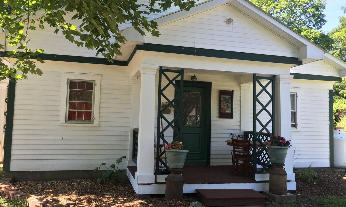 Bennington House | Cozy 1 Bedroom farm stay cottage