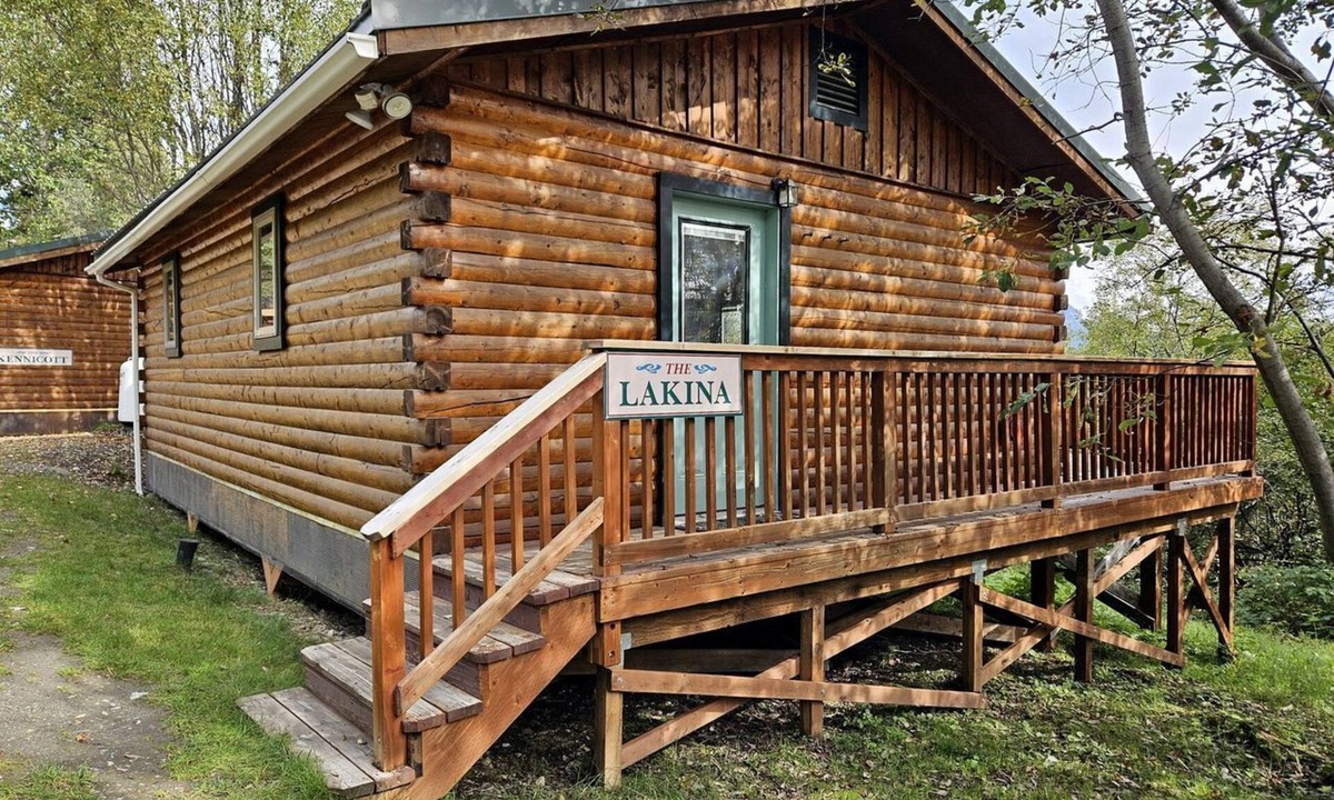 McCarthy Cabin | Cozy Log Cabin Close to Wrangell St. Elias National Park and Preserve in McCarthy, Alaska