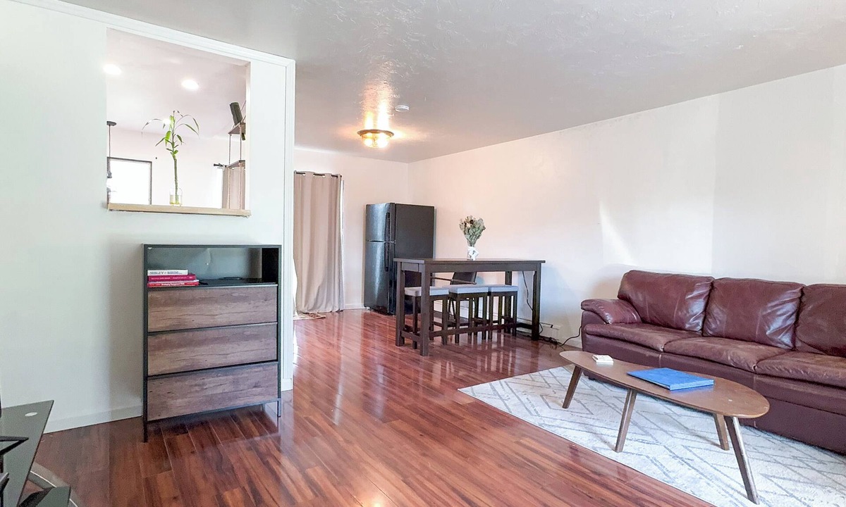 Mendenhall Valley Condo | Cozy Red Condo Retreat