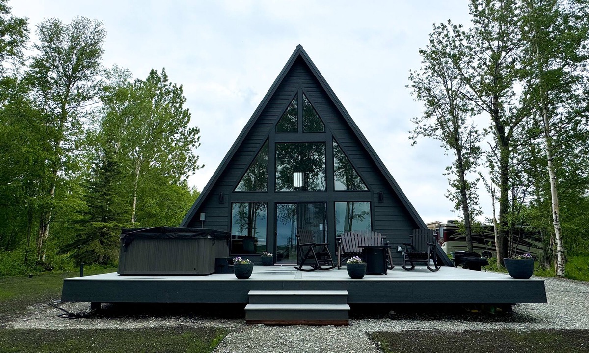 Butte Ski Chalet | Cozy riverfront retreat with HOT TUB! Just 5 minutes from downtown Palmer.
