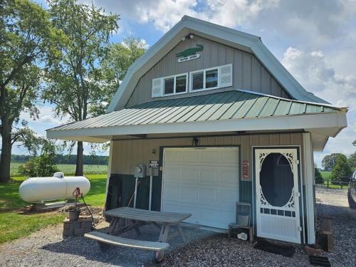 Oak Harbor Apartment | Cozy studio 1-bed country apartment cabin condo in Oak Harbor with AC
