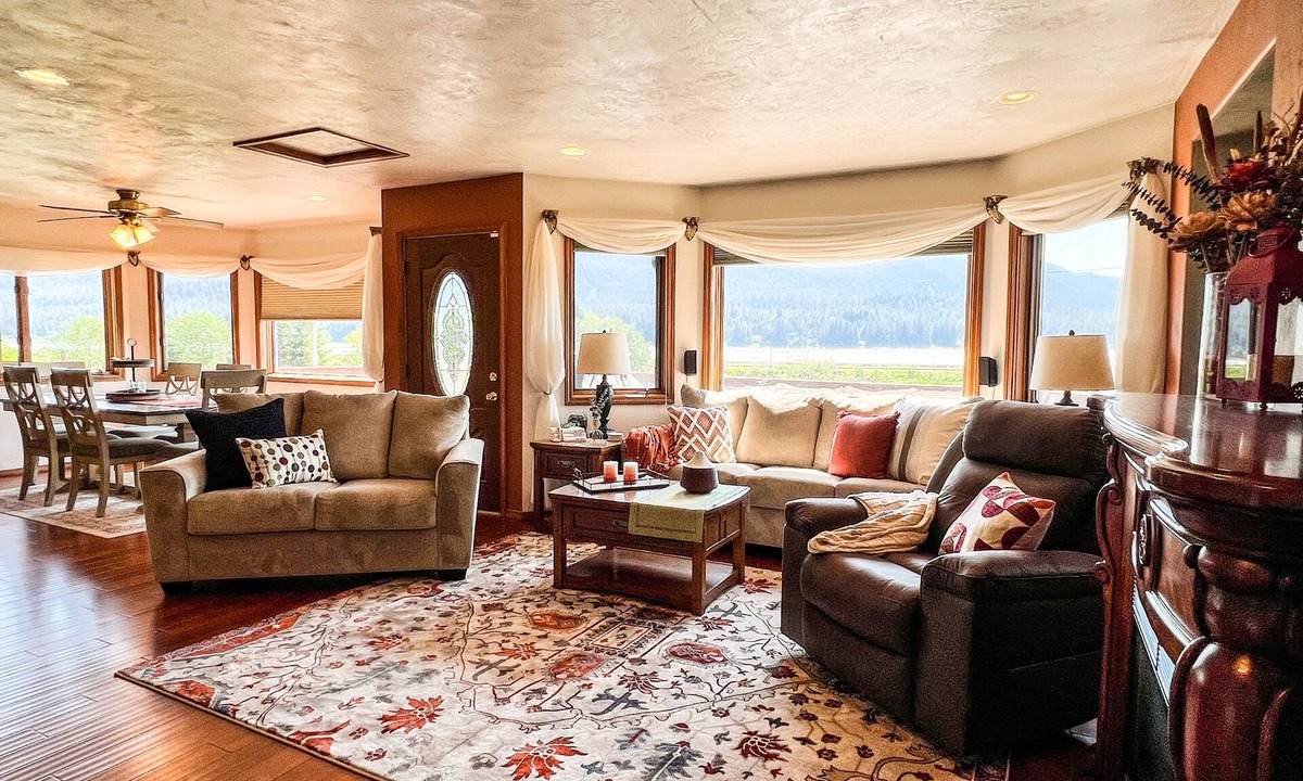 Salmon Creek House | Delightful 3-bedroom house with WiFi in Juneau, AK, centrally located.
