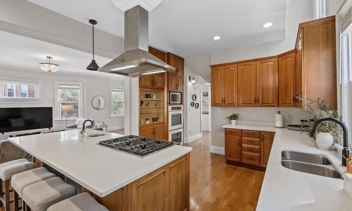 Mount Auburn House | Deluxe 6-Bedroom 3-Min to Downtown | 2-car Driveway