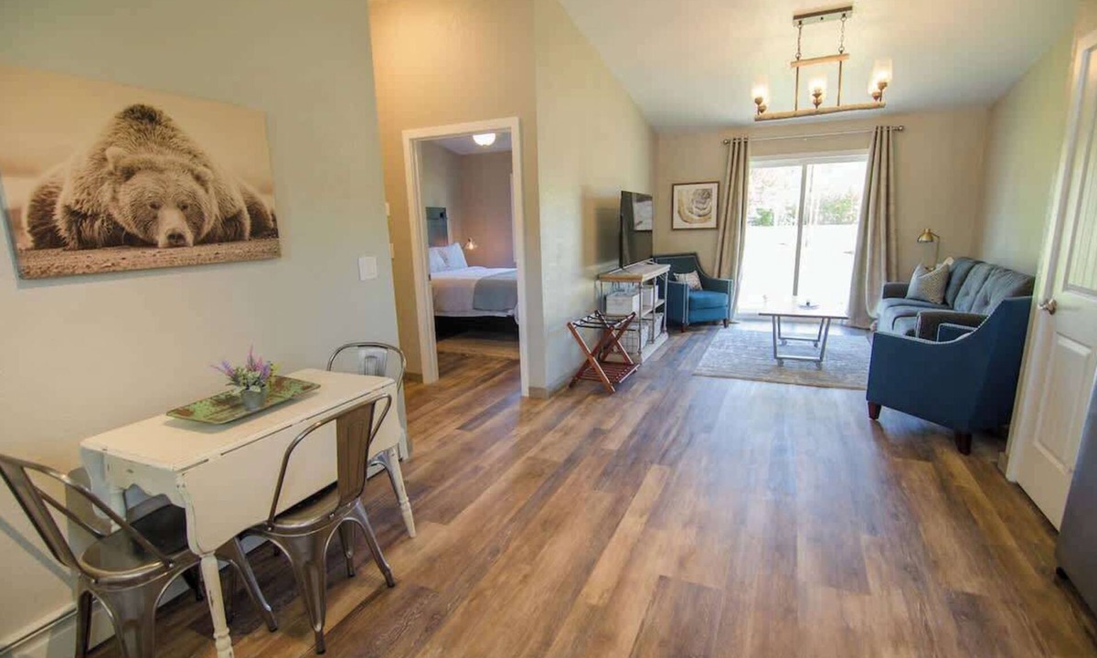 Palmer Bed & Breakfast | Downtown Palmer Retreat Stunning Mountain Views