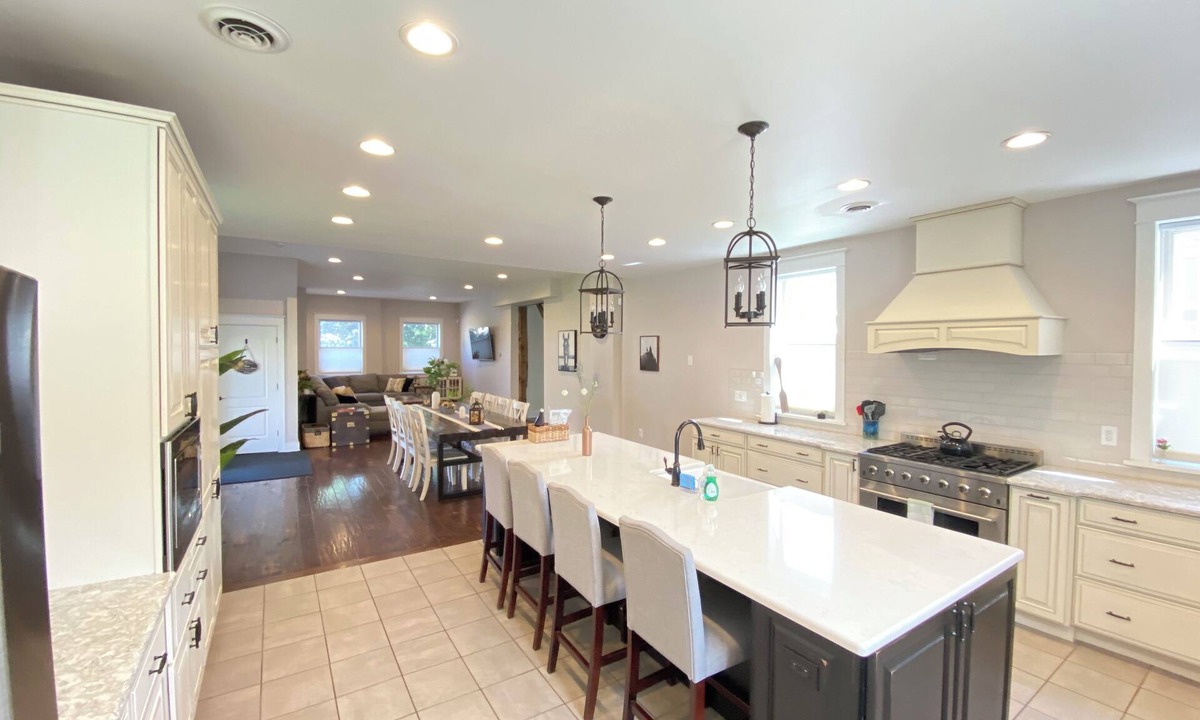 Saratoga Springs House | Downtown - Spacious Open Floor plan & Huge Kitchen Perfect for Family & Friend