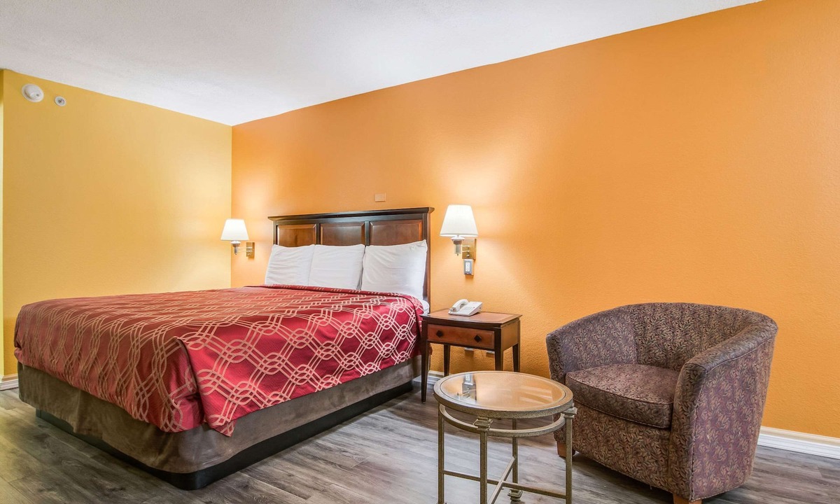 Austell Hotel | Econo Lodge At Six Flags