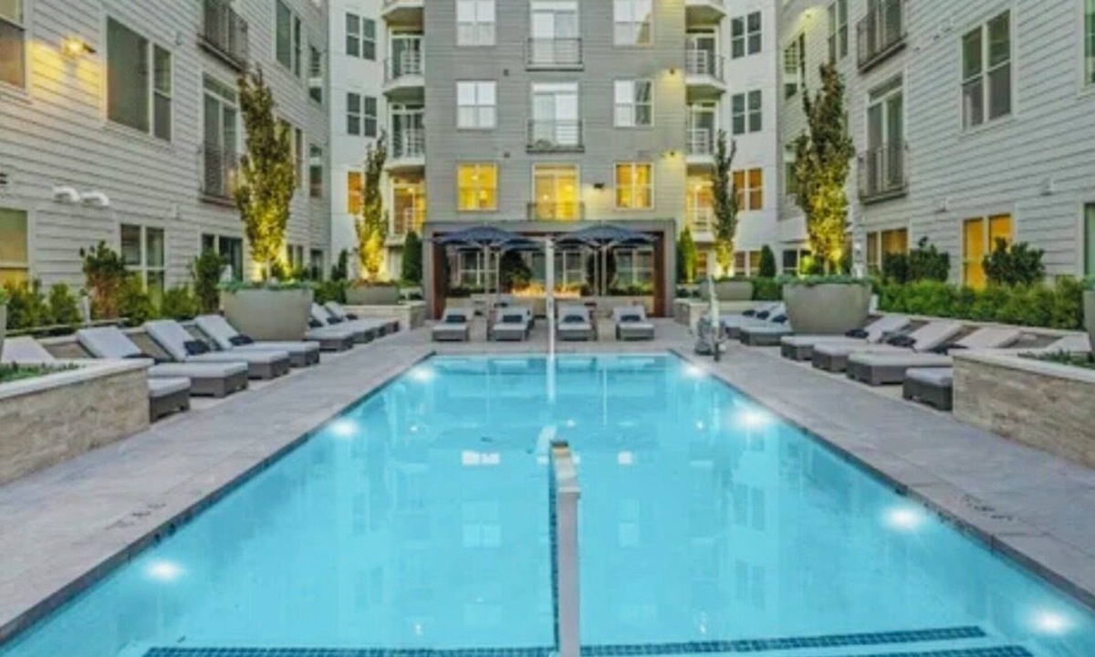 Everett Apartment | Elite Resort Home Pool, Jacuzzi, Basketball Sleeps 16+ King Beds Shuttle