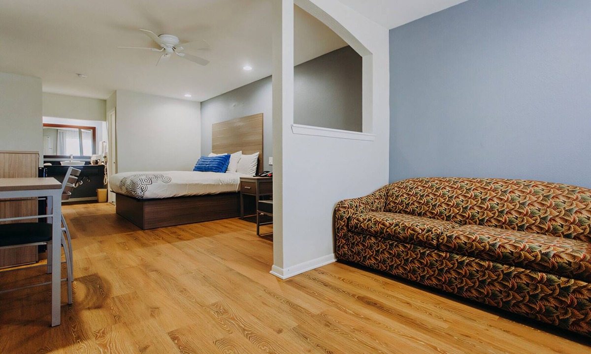 Clear Lake Shores Hotel | Executive King Room | Kemah Boardwalk Access | 10 Min to NASA Space Center