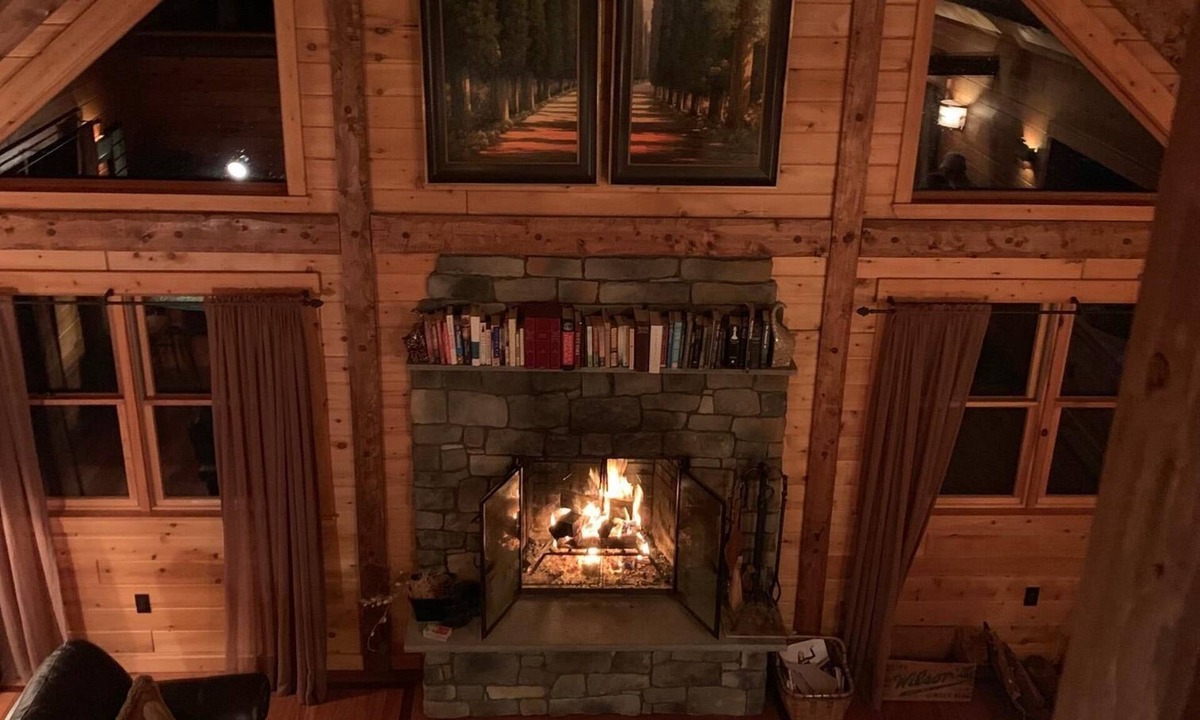 Monterey House | Fabulous Log Cabin: the perfect getaway with new pickleball court and pool!