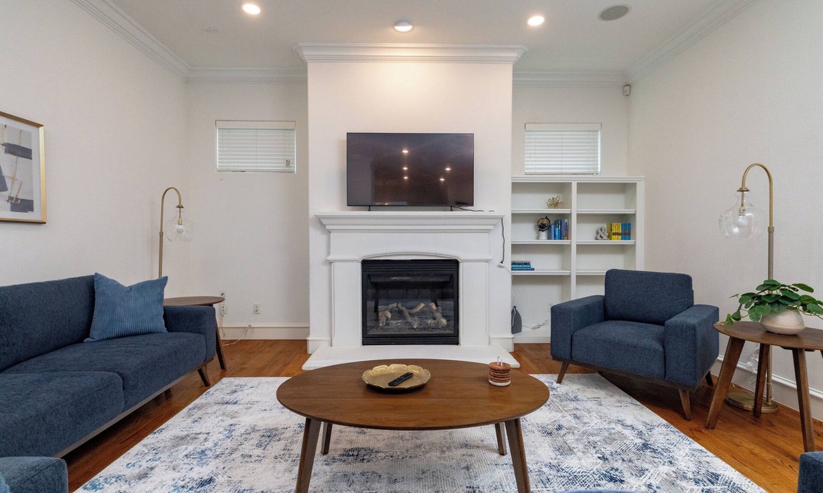 Knox - Henderson House | Fireplace, Workspace + Sleeps 8 - Downtown Dallas