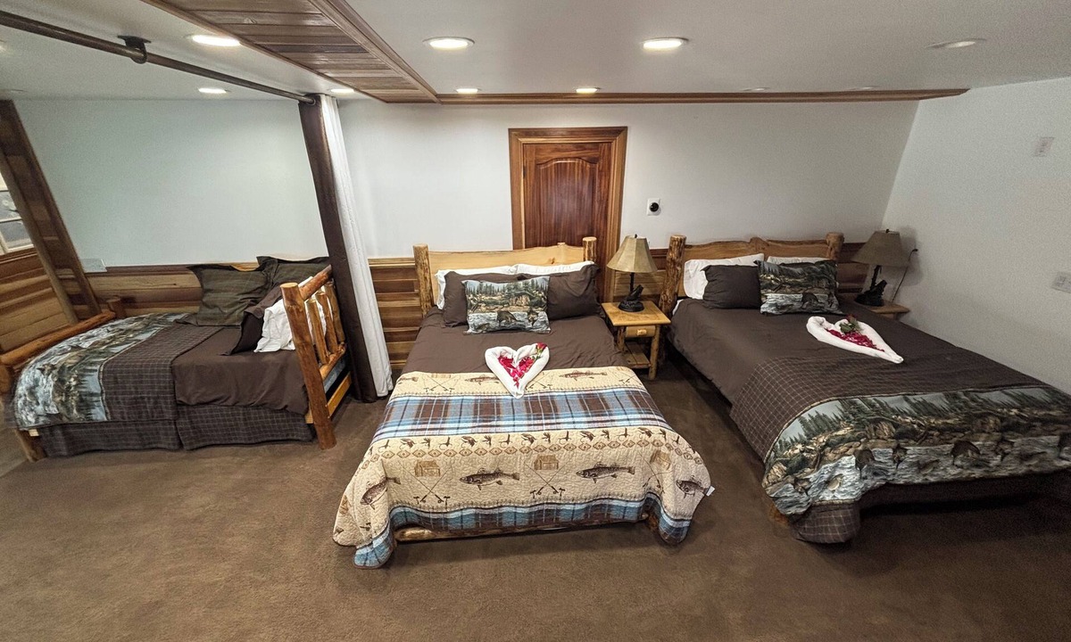 Palmer Bed & Breakfast | Fisherman's Suite @ Alaska Knotty Pine B&B