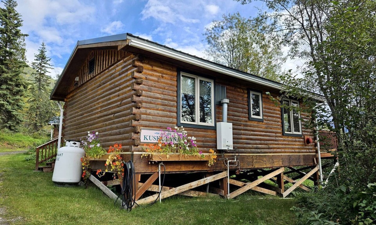 McCarthy House | Gorgeous Log Cabin with Incredible Views from the Private Deck in McCarthy, Alaska