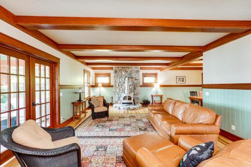Free Soil House | Group Getaway on Hamlin Lake: Fire Pit & Dock!