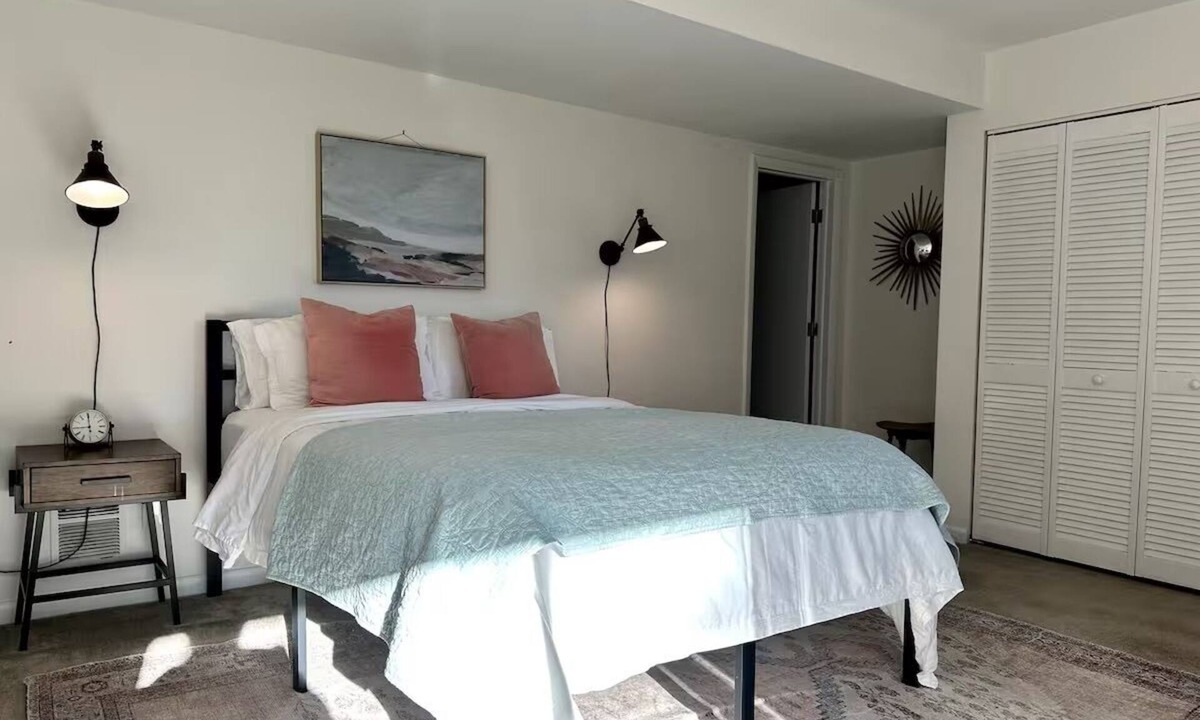 Charlottesville House | Happy Hoos- Walk to UVA Games, Darden & Law School