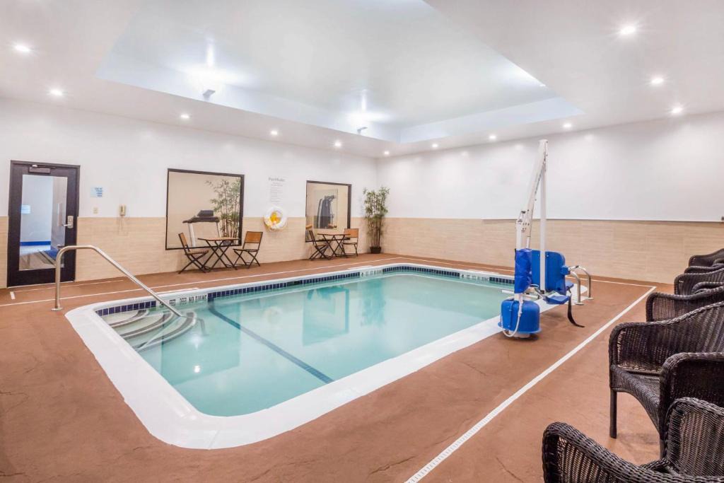 Newtonville Hotel | Holiday Inn Express & Suites - Albany Airport - Wolf Road by IHG