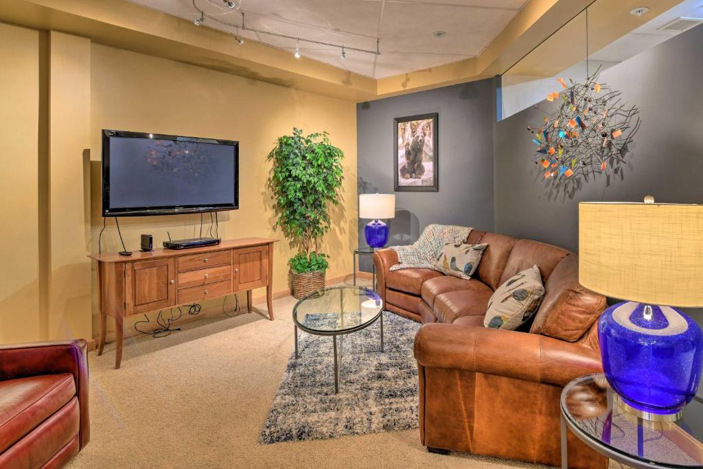 Downtown Anchorage House | Idyllic Dtwn Anchorage Condo w/Fireplace!