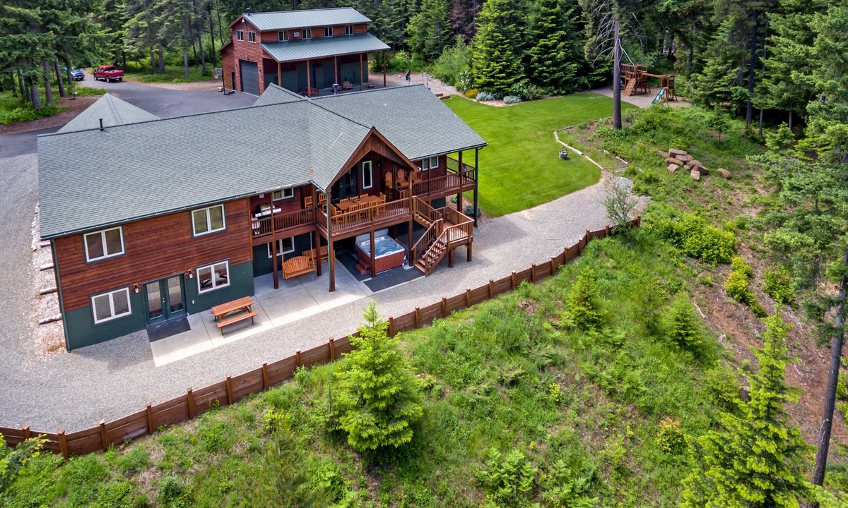 Cle Elum House | Incredible Aspen Lodge! Game Rooms*Hot Tub*Sledding Hill*5 Private Acres