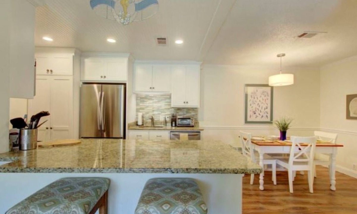 Demere Park Condo | July still has open dates before school starts! Lower min night stays!