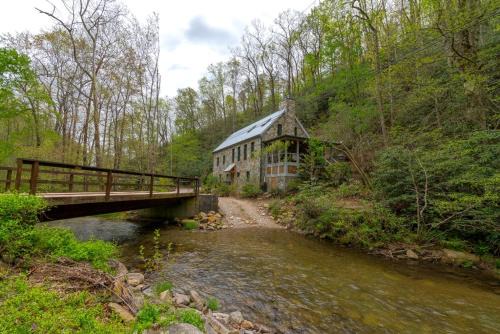 Old Fort House | Kibbin Private, Luxury Stone Cottage by Creek