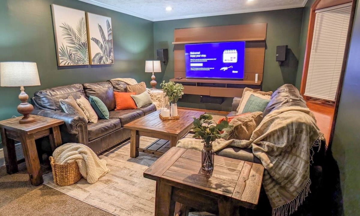 Summit Station House | King Bed + Bunks | EV Charger | Garage | Ranch